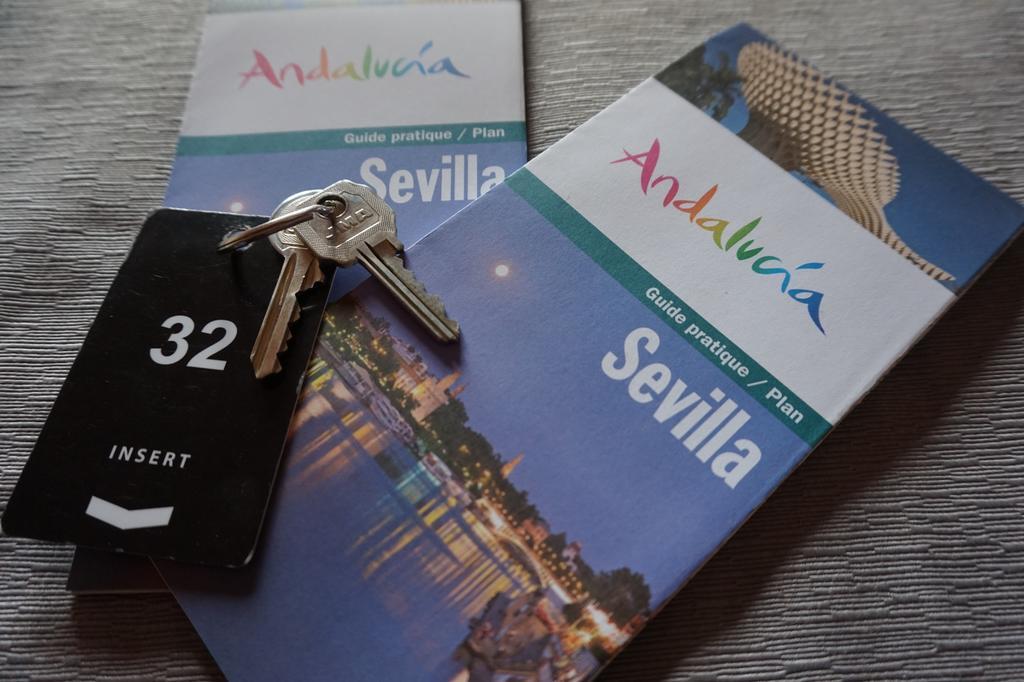 Hostal Alamare Seville Exterior photo